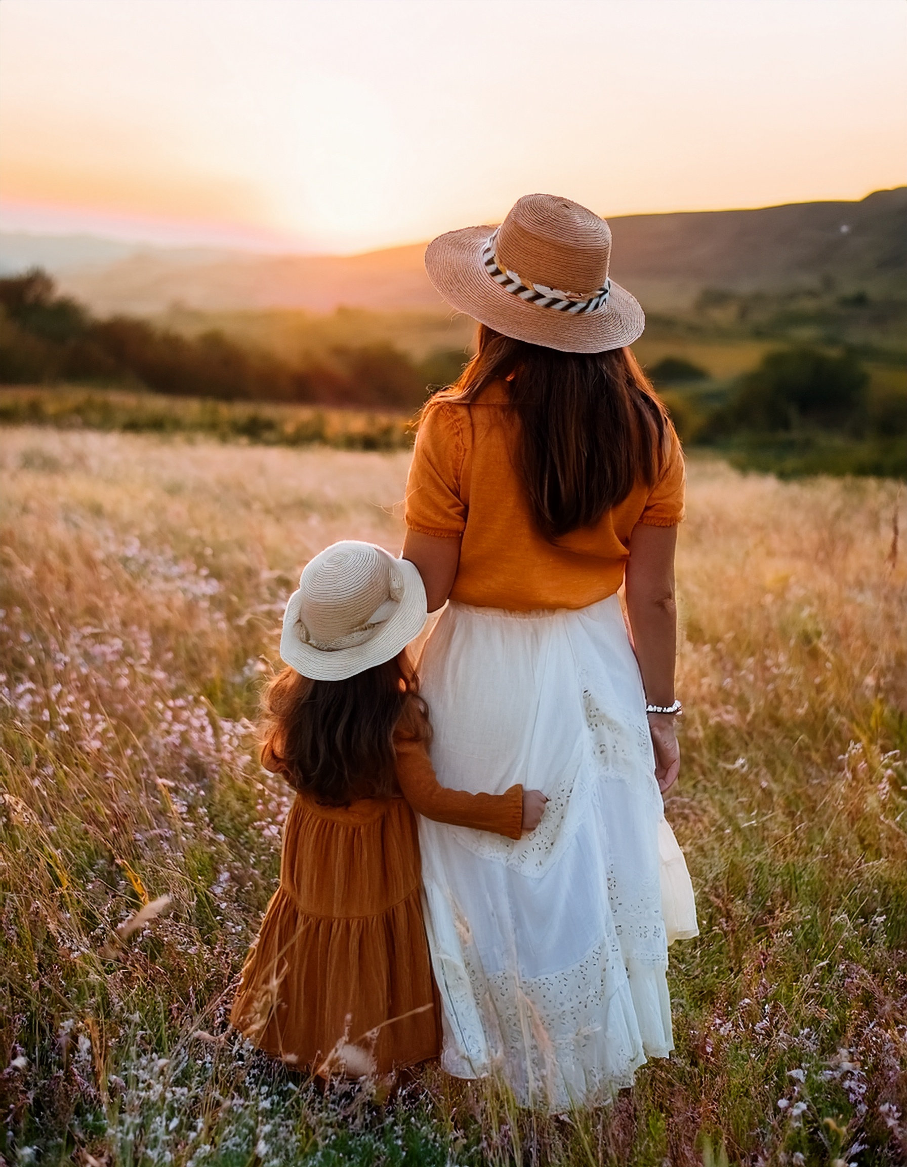 Firefly Mache mir ein realistisches Foto von einer Mama und ihrem baby (tochter), die in der Abenddä